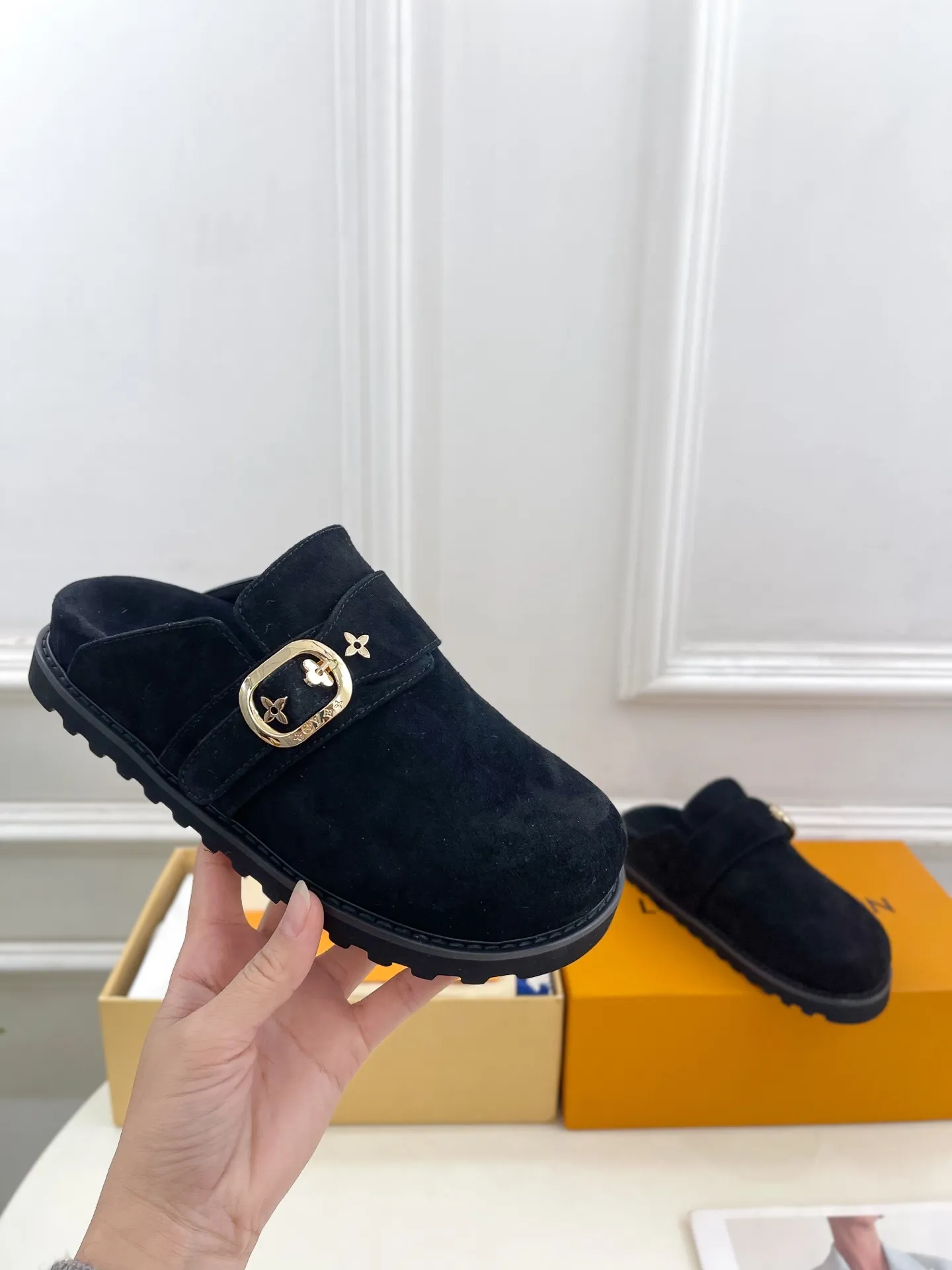 👟👟Ex-factory price 580👟👟 Men's model ➕10 LV | Louis Vuitton 25𝐬𝐬 🧡💚2025 Early spring new model Top version ⚠️ The counter features the latest LV COSY COMFORT metal buckle Bread Mule slippers hard goods new🆕 ❥BS purchasing level! Full of high-end feel! A popular model among bloggers at home and abroad, it’s retro and fashionable and looks amazing on your feet! Mainly recommended models on the official website★ ━━━━━ ЅᏇєєt ━━━━━ ▪️Upper: original specific cowhide/old leather ▪️lining: imported cowhide lining ▪️outsole: original molded outsole ▪️shoe size: women's size 35-39 (customized at 40.41) Men's size 40-44 (45.46 customized)